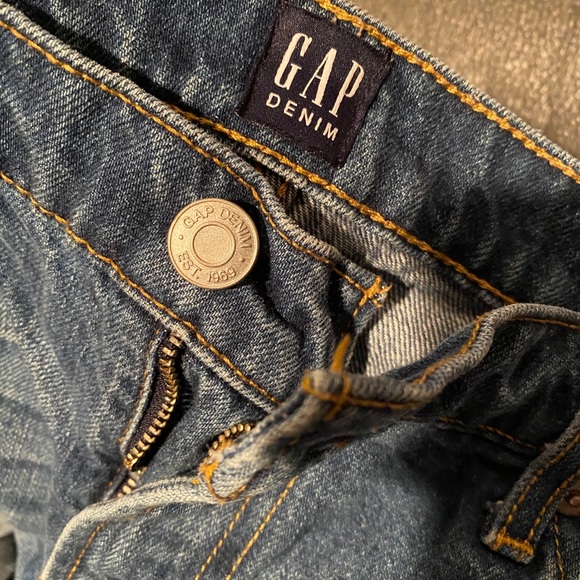 Gap shorts with rainbow embroidered - Picture 3 of 3